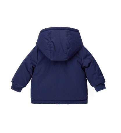 Αναστρέψιμο καπιτονέ μπουφάν Disney Mickey Mouse. Η μία πλευρά από μονόχρωμο νάιλον με μπροστινό απλικέ και η άλλη πλευρά από νάιλον με τύπωμα. Άνοιγμα με φερμουάρ και ριμπ τελειώματα για ευέλικτο και άνετο στυλ.