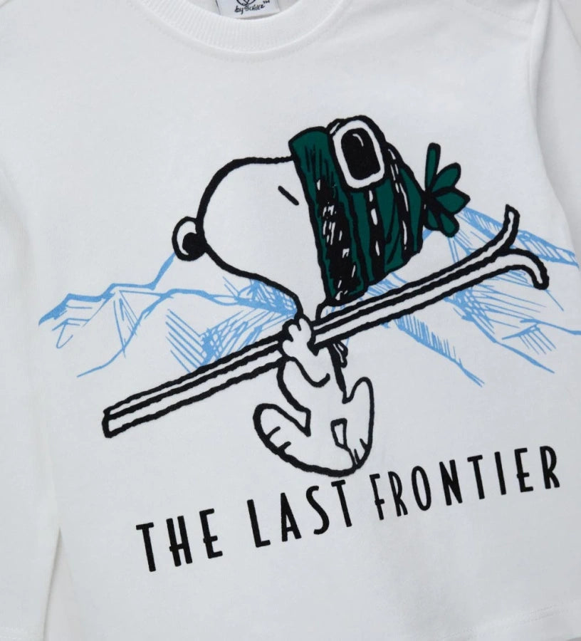 Λευκή παιδική μπλούζα Peanuts με μακριά μανίκια, φτιαγμένη από ζεστό βαμβάκι και με στρογγυλή λαιμόκοψη. Διαθέτει εντυπωσιακό print στο μπροστινό μέρος και κεντημένη ετικέτα στο πλάι, για μια ποιοτική και μοντέρνα πινελιά. Για τα νούμερα έως 2-3 ετών υπάρχει πρακτικό άνοιγμα με κουμπιά-πιεστές για εύκολη εφαρμογή. Μια άνετη και χαριτωμένη επιλογή από τη συλλογή παιδικά ρούχα Peanuts, ιδανική για κάθε μέρα.