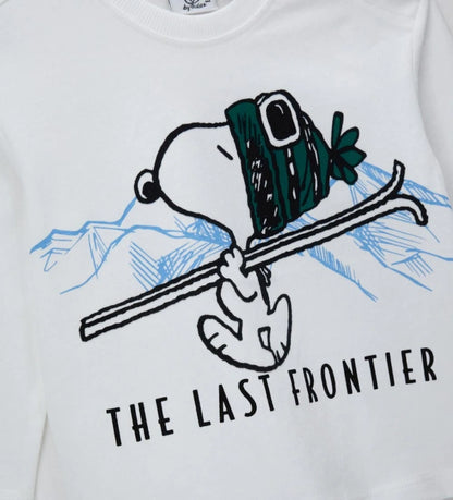 Λευκή παιδική μπλούζα Peanuts με μακριά μανίκια, φτιαγμένη από ζεστό βαμβάκι και με στρογγυλή λαιμόκοψη. Διαθέτει εντυπωσιακό print στο μπροστινό μέρος και κεντημένη ετικέτα στο πλάι, για μια ποιοτική και μοντέρνα πινελιά. Για τα νούμερα έως 2-3 ετών υπάρχει πρακτικό άνοιγμα με κουμπιά-πιεστές για εύκολη εφαρμογή. Μια άνετη και χαριτωμένη επιλογή από τη συλλογή παιδικά ρούχα Peanuts, ιδανική για κάθε μέρα.