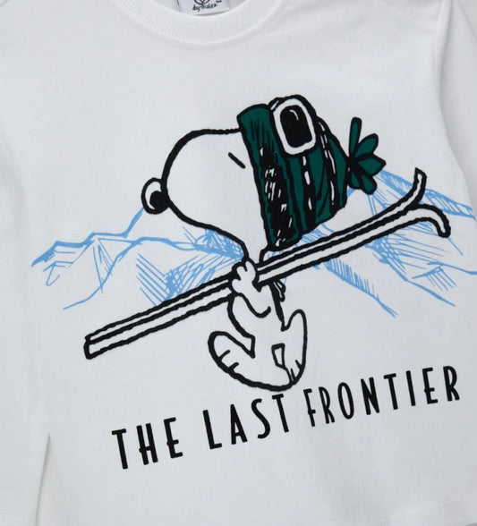 Λευκή παιδική μπλούζα Peanuts με μακριά μανίκια, φτιαγμένη από ζεστό βαμβάκι και με στρογγυλή λαιμόκοψη. Διαθέτει εντυπωσιακό print στο μπροστινό μέρος και κεντημένη ετικέτα στο πλάι, για μια ποιοτική και μοντέρνα πινελιά. Για τα νούμερα έως 2-3 ετών υπάρχει πρακτικό άνοιγμα με κουμπιά-πιεστές για εύκολη εφαρμογή. Μια άνετη και χαριτωμένη επιλογή από τη συλλογή παιδικά ρούχα Peanuts, ιδανική για κάθε μέρα.