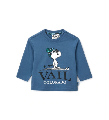 Μπλε παιδική μπλούζα Peanuts με μακριά μανίκια από ζεστό βαμβάκι και στρογγυλή λαιμόκοψη. Διακοσμημένη με τύπωμα στο μπροστινό μέρος και κεντημένη ετικέτα στο πλάι. Για τα μεγέθη έως 2–3 ετών διαθέτει πρακτικό άνοιγμα με κουμπιά-σούστες για μεγαλύτερη ευκολία στο ντύσιμο. Άνετη και χαριτωμένη επιλογή για καθημερινές εμφανίσεις.
