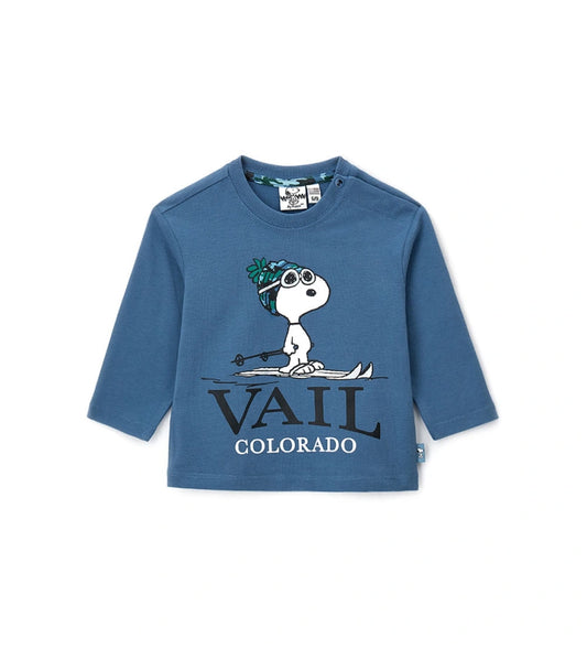 Μπλε παιδική μπλούζα Peanuts με μακριά μανίκια από ζεστό βαμβάκι και στρογγυλή λαιμόκοψη. Διακοσμημένη με τύπωμα στο μπροστινό μέρος και κεντημένη ετικέτα στο πλάι. Για τα μεγέθη έως 2–3 ετών διαθέτει πρακτικό άνοιγμα με κουμπιά-σούστες για μεγαλύτερη ευκολία στο ντύσιμο. Άνετη και χαριτωμένη επιλογή για καθημερινές εμφανίσεις.