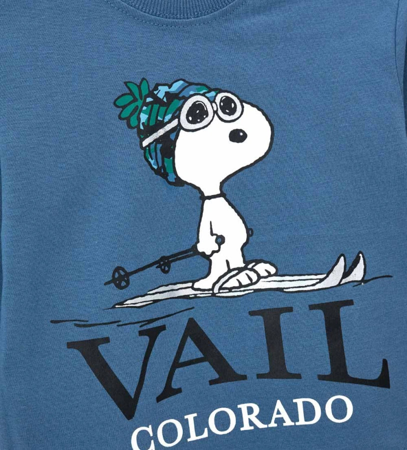 Μπλε παιδική μπλούζα Peanuts με μακριά μανίκια από ζεστό βαμβάκι και στρογγυλή λαιμόκοψη. Διακοσμημένη με τύπωμα στο μπροστινό μέρος και κεντημένη ετικέτα στο πλάι. Για τα μεγέθη έως 2–3 ετών διαθέτει πρακτικό άνοιγμα με κουμπιά-σούστες για μεγαλύτερη ευκολία στο ντύσιμο. Άνετη και χαριτωμένη επιλογή για καθημερινές εμφανίσεις.