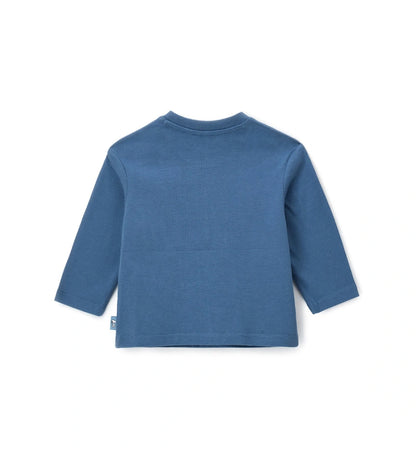Μπλε παιδική μπλούζα Peanuts με μακριά μανίκια από ζεστό βαμβάκι και στρογγυλή λαιμόκοψη. Διακοσμημένη με τύπωμα στο μπροστινό μέρος και κεντημένη ετικέτα στο πλάι. Για τα μεγέθη έως 2–3 ετών διαθέτει πρακτικό άνοιγμα με κουμπιά-σούστες για μεγαλύτερη ευκολία στο ντύσιμο. Άνετη και χαριτωμένη επιλογή για καθημερινές εμφανίσεις.