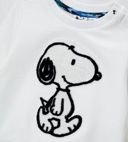 Λευκό παιδικό φούτερ Peanuts από ζεστό βαμβάκι, με στρογγυλή λαιμόκοψη, τύπωμα και κέντημα στο μπροστινό μέρος, καθώς και ριμπ τελειώματα για άνετη εφαρμογή. Για τα μεγέθη έως 2–3 ετών διαθέτει πρακτικό άνοιγμα με κουμπιά-σούστες για εύκολο ντύσιμο. Ιδανικό για άνετες και στιλάτες καθημερινές εμφανίσεις.