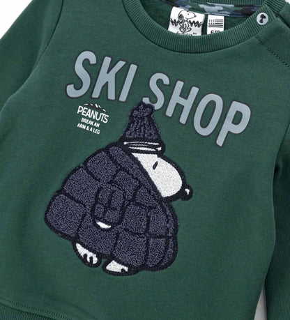 Πράσινο παιδικό φούτερ Peanuts από ζεστό βαμβάκι, με στρογγυλή λαιμόκοψη, τύπωμα και κέντημα στο μπροστινό μέρος, καθώς και ριμπ τελειώματα για άνετη εφαρμογή. Για τα μεγέθη έως 2–3 ετών διαθέτει πρακτικό άνοιγμα με κουμπιά-σούστες για μεγαλύτερη ευκολία στο ντύσιμο. Ένα χαριτωμένο και μοντέρνο κομμάτι για τις καθημερινές εμφανίσεις των παιδιών.