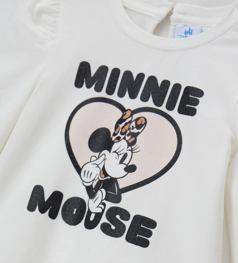Λευκή μπλούζα Disney Minnie Mouse από ελαστικό βαμβάκι με στρογγυλή λαιμόκοψη, μακριά μανίκια με βολάν, δάκρυ άνοιγμα με κουμπί στο πίσω μέρος και μπροστινό τύπωμα με γκλίτερ λεπτομέρειες.