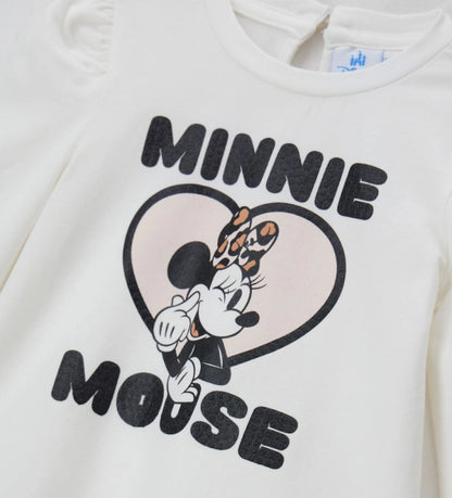 Λευκή μπλούζα Disney Minnie Mouse από ελαστικό βαμβάκι με στρογγυλή λαιμόκοψη, μακριά μανίκια με βολάν, δάκρυ άνοιγμα με κουμπί στο πίσω μέρος και μπροστινό τύπωμα με γκλίτερ λεπτομέρειες.