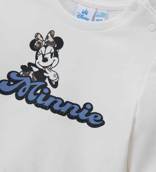 Φούτερ Disney Minnie με στρογγυλή λαιμόκοψη, από ελαστικό βαμβάκι, με μακριά μανίκια και ριμπ τελειώματα.
Διακοσμημένο με στάμπα Minnie με γκλίτερ και τρουκς μπροστά και πίσω, για λαμπερό και παιχνιδιάρικο στυλ. Για τα μεγέθη έως 2-3 ετών διαθέτει πρακτικό άνοιγμα με κουμπιά-σούστα για μεγαλύτερη ευκολία.