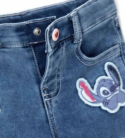 Τζιν Disney Stitch με άνοιγμα με κουμπί-σούστα, εσωτερική ρυθμιζόμενη ελαστική μέση και διακοσμημένο με σήματα και λεπτομέρειες από παγιέτες στο μπροστινό και πίσω μέρος, για άνετη και λαμπερή εμφάνιση.