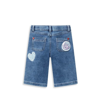 Τζιν Disney Stitch με άνοιγμα με κουμπί-σούστα, εσωτερική ρυθμιζόμενη ελαστική μέση και διακοσμημένο με σήματα και λεπτομέρειες από παγιέτες στο μπροστινό και πίσω μέρος, για άνετη και λαμπερή εμφάνιση.