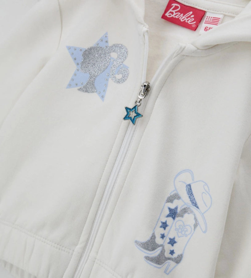 Ζεστή ζακέτα από ελαστικό βαμβάκι με επενδυμένη κουκούλα και μακριά μανίκια. Διαθέτει μπροστινό άνοιγμα με φερμουάρ, εντυπωσιακό τύπωμα με γκλίτερ λεπτομέρειες και επιγραφή Barbie στην κουκούλα. Το ελαστικό τελείωμα στη βάση προσφέρει καλύτερη εφαρμογή και άνεση. Ένα μοντέρνο και λαμπερό κομμάτι, ιδανικό για κοριτσίστικες casual εμφανίσεις με στυλ.