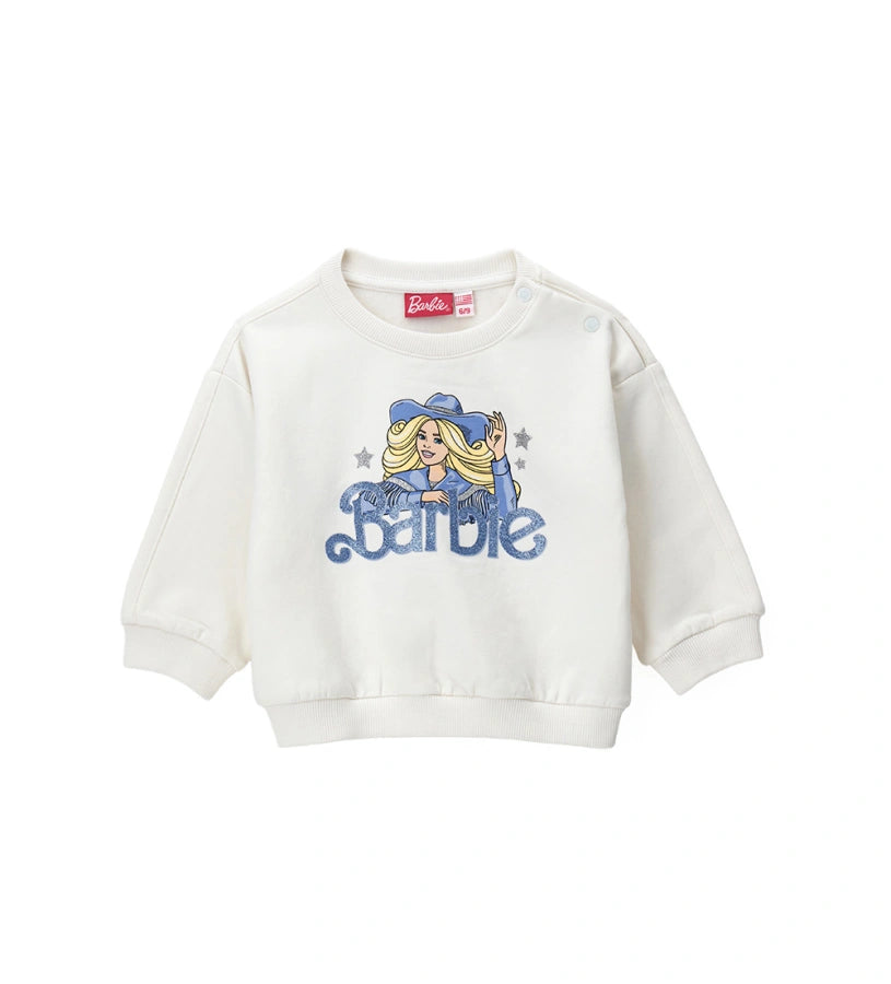 Παιδικό φούτερ *Barbie* από ζεστό ελαστικό βαμβάκι, με στρογγυλή λαιμόκοψη, μακριά μανίκια και ριμπ τελειώματα. Διακοσμημένο με τύπωμα *Barbie* και γκλίτερ λεπτομέρειες για μια λαμπερή πινελιά. Για τα μεγέθη έως 2–3 ετών διαθέτει πρακτικό άνοιγμα με κουμπιά για μεγαλύτερη ευκολία. Ιδανικό για κοριτσίστικες casual εμφανίσεις με στυλ και άνεση.