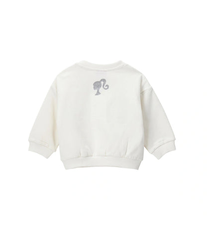 Παιδικό φούτερ *Barbie* από ζεστό ελαστικό βαμβάκι, με στρογγυλή λαιμόκοψη, μακριά μανίκια και ριμπ τελειώματα. Διακοσμημένο με τύπωμα *Barbie* και γκλίτερ λεπτομέρειες για μια λαμπερή πινελιά. Για τα μεγέθη έως 2–3 ετών διαθέτει πρακτικό άνοιγμα με κουμπιά για μεγαλύτερη ευκολία. Ιδανικό για κοριτσίστικες casual εμφανίσεις με στυλ και άνεση.