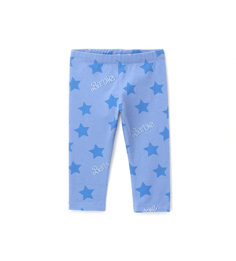 Παιδικό κολάν *Barbie* από ελαστικό ύφασμα jersey με συνολικό τύπωμα και γκλίτερ λεπτομέρειες. Διαθέτει ελαστική μέση για άνετη εφαρμογή και προσφέρει λαμπερό, παιχνιδιάρικο στυλ. Ιδανικό για κοριτσίστικες casual εμφανίσεις με λάμψη και άνεση.