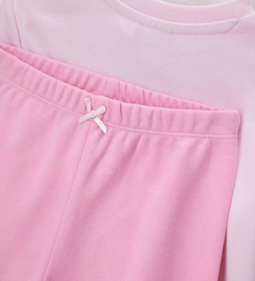 Πυτζάμα Disney Stitch από ζεστό βαμβάκι, με μπλούζα με στρογγυλή λαιμόκοψη, τύπωμα μπροστά, άνοιγμα στον ώμο και ριμπ τελειώματα, και παντελόνι σετ με φιόγκο.