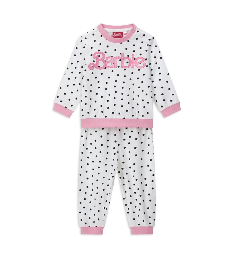 Πυτζάμα βαμβακερή Barbie, με μπλούζα με στρογγυλή λαιμόκοψη, allover τύπωμα με glitter, άνοιγμα στον ώμο και ριμπ τελειώματα, και παντελόνι σετ με φιόγκο και allover τύπωμα.
