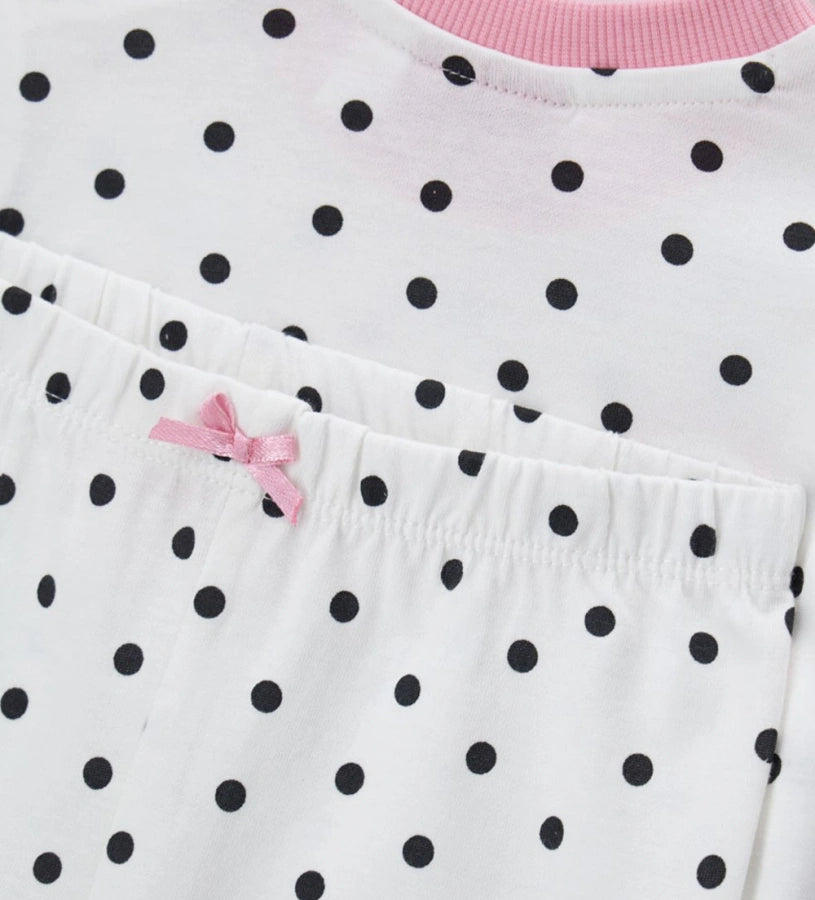 Πυτζάμα βαμβακερή Barbie, με μπλούζα με στρογγυλή λαιμόκοψη, allover τύπωμα με glitter, άνοιγμα στον ώμο και ριμπ τελειώματα, και παντελόνι σετ με φιόγκο και allover τύπωμα.