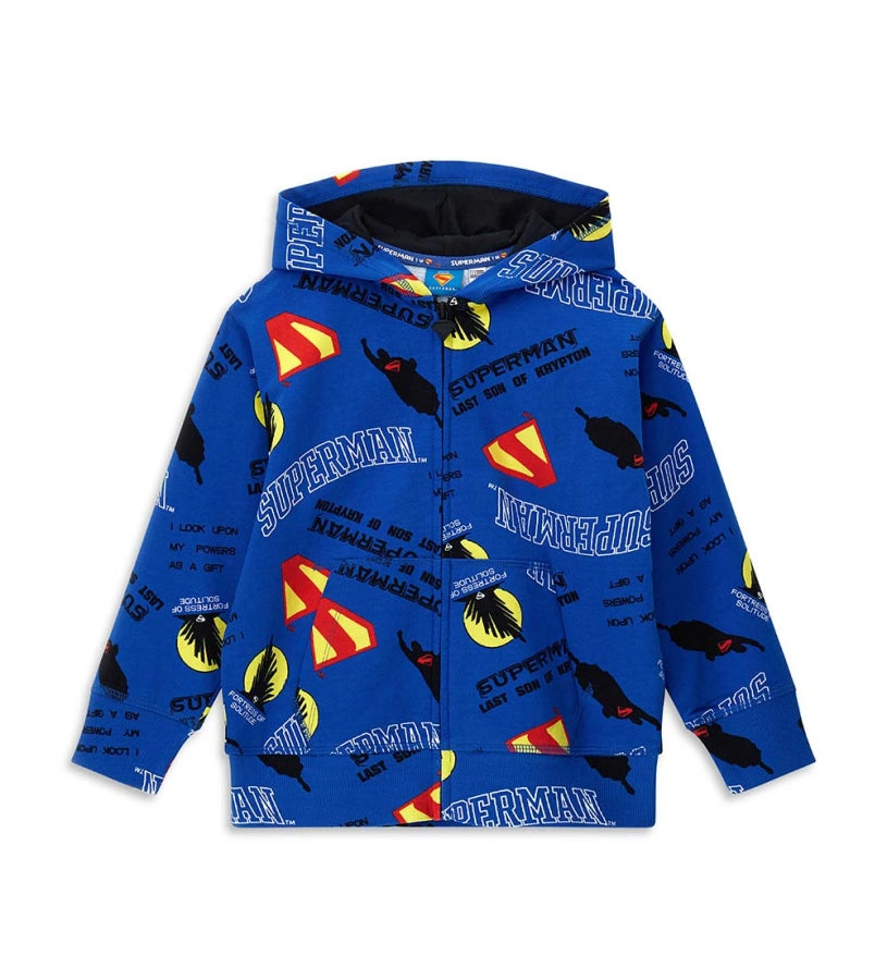 Παιδική ζακέτα Superman από βαμβάκι με κουκούλα, ριμπ τελειώματα, μπροστινό φερμουάρ και τσέπη τύπου καγκουρό. Διακοσμημένη με συνολικό τύπωμα λογοτύπου, προσφέρει τολμηρό και άνετο στυλ για μικρούς ήρωες που αγαπούν τον Superman.