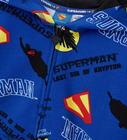 Παιδική ζακέτα Superman από βαμβάκι με κουκούλα, ριμπ τελειώματα, μπροστινό φερμουάρ και τσέπη τύπου καγκουρό. Διακοσμημένη με συνολικό τύπωμα λογοτύπου, προσφέρει τολμηρό και άνετο στυλ για μικρούς ήρωες που αγαπούν τον Superman.