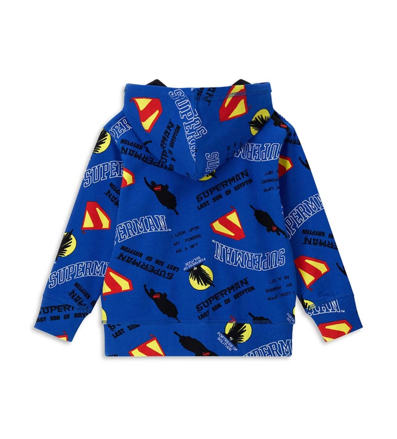 Παιδική ζακέτα Superman από βαμβάκι με κουκούλα, ριμπ τελειώματα, μπροστινό φερμουάρ και τσέπη τύπου καγκουρό. Διακοσμημένη με συνολικό τύπωμα λογοτύπου, προσφέρει τολμηρό και άνετο στυλ για μικρούς ήρωες που αγαπούν τον Superman.