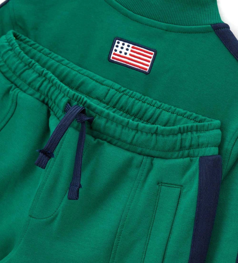 Σετ φόρμας Fila από τεχνικό ύφασμα, με μπλούζα μακρυμάνικη που διαθέτει κρυφό φερμουάρ, τύπωμα στο μπροστινό μέρος και ριμπ τελειώματα, και παντελόνι με ρυθμιζόμενο κορδόνι στη μέση, τυπωμένο λογότυπο και κεντημένη ετικέτα στο πλάι.