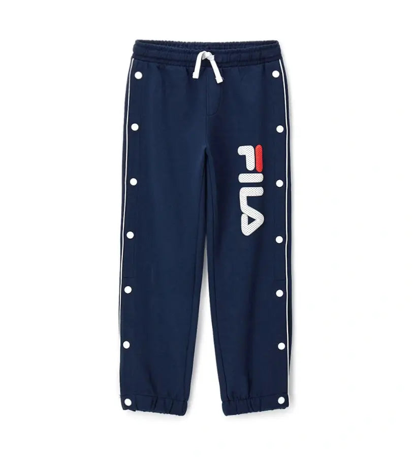 Παιδικό παντελόνι Fila από τεχνικό ύφασμα με ρυθμιζόμενο κορδόνι στη μέση και κουμπιά-σούστες στο κάτω μέρος. Διαθέτει τυπωμένο λογότυπο στο μπροστινό μέρος και διακοσμητική εφαρμογή στο πίσω, προσφέροντας αθλητικό και μοντέρνο στυλ για κάθε casual εμφάνιση.