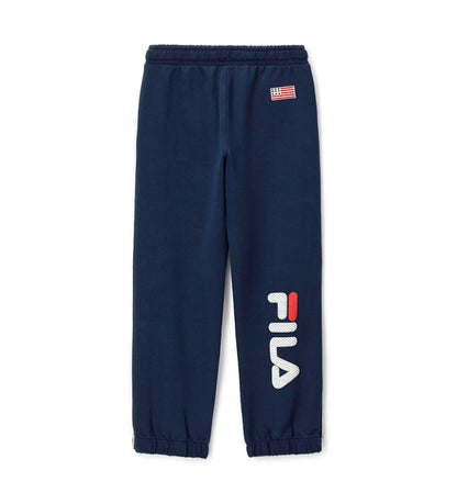 Παιδικό παντελόνι Fila από τεχνικό ύφασμα με ρυθμιζόμενο κορδόνι στη μέση και κουμπιά-σούστες στο κάτω μέρος. Διαθέτει τυπωμένο λογότυπο στο μπροστινό μέρος και διακοσμητική εφαρμογή στο πίσω, προσφέροντας αθλητικό και μοντέρνο στυλ για κάθε casual εμφάνιση.