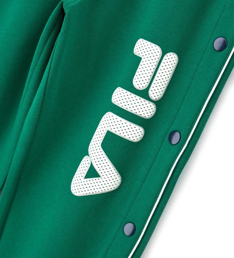 Παιδικό παντελόνι Fila από τεχνικό ύφασμα με ρυθμιζόμενο κορδόνι στη μέση και κουμπιά-σούστες στο κάτω μέρος. Διαθέτει τυπωμένο λογότυπο στο μπροστινό μέρος και διακοσμητική εφαρμογή στο πίσω, προσφέροντας αθλητικό και μοντέρνο στυλ για κάθε casual εμφάνιση.