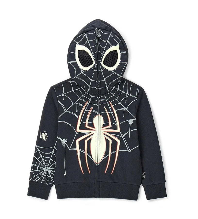 Παιδικό φούτερ Spiderman από βαμβάκι με κουκούλα τύπου “μάσκα”, φερμουάρ και ριμπ τελειώματα. Διακοσμημένο με τυπώματα που φωσφορίζουν στο σκοτάδι, στο μπροστινό, πίσω μέρος και στα μανίκια, για να μεταμορφώνεται κάθε μικρός ήρωας σε πραγματικό Spiderman τη νύχτα του Halloween. Άνετο, ζεστό και εντυπωσιακό για κάθε περίσταση.