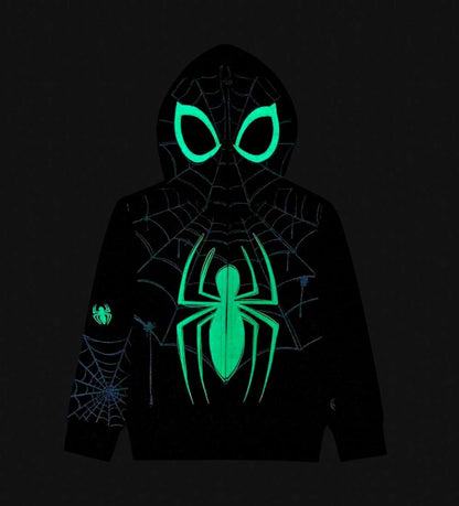 Παιδικό φούτερ Spiderman από βαμβάκι με κουκούλα τύπου “μάσκα”, φερμουάρ και ριμπ τελειώματα. Διακοσμημένο με τυπώματα που φωσφορίζουν στο σκοτάδι, στο μπροστινό, πίσω μέρος και στα μανίκια, για να μεταμορφώνεται κάθε μικρός ήρωας σε πραγματικό Spiderman τη νύχτα του Halloween. Άνετο, ζεστό και εντυπωσιακό για κάθε περίσταση.