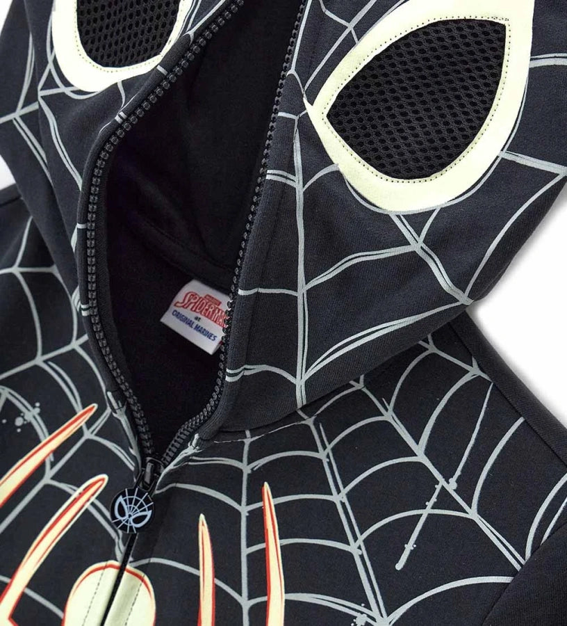 Παιδικό φούτερ Spiderman από βαμβάκι με κουκούλα τύπου “μάσκα”, φερμουάρ και ριμπ τελειώματα. Διακοσμημένο με τυπώματα που φωσφορίζουν στο σκοτάδι, στο μπροστινό, πίσω μέρος και στα μανίκια, για να μεταμορφώνεται κάθε μικρός ήρωας σε πραγματικό Spiderman τη νύχτα του Halloween. Άνετο, ζεστό και εντυπωσιακό για κάθε περίσταση.