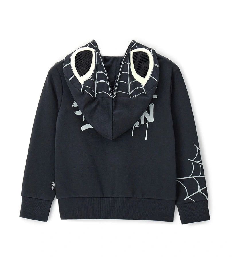 Παιδικό φούτερ Spiderman από βαμβάκι με κουκούλα τύπου “μάσκα”, φερμουάρ και ριμπ τελειώματα. Διακοσμημένο με τυπώματα που φωσφορίζουν στο σκοτάδι, στο μπροστινό, πίσω μέρος και στα μανίκια, για να μεταμορφώνεται κάθε μικρός ήρωας σε πραγματικό Spiderman τη νύχτα του Halloween. Άνετο, ζεστό και εντυπωσιακό για κάθε περίσταση.