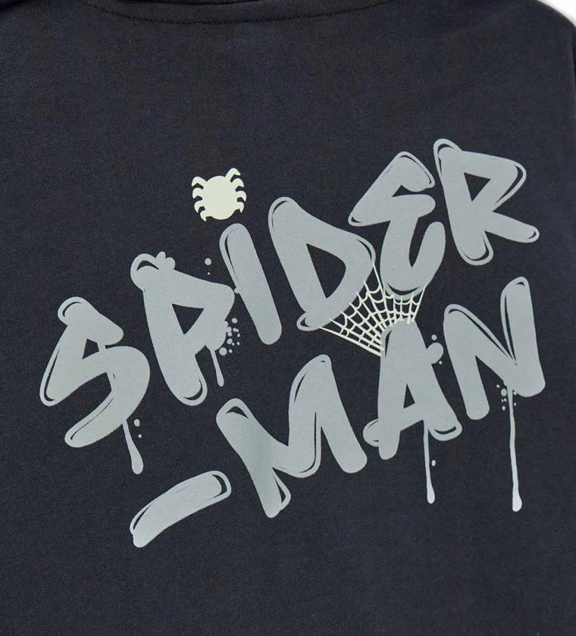 Παιδικό φούτερ Spiderman από βαμβάκι με κουκούλα τύπου “μάσκα”, φερμουάρ και ριμπ τελειώματα. Διακοσμημένο με τυπώματα που φωσφορίζουν στο σκοτάδι, στο μπροστινό, πίσω μέρος και στα μανίκια, για να μεταμορφώνεται κάθε μικρός ήρωας σε πραγματικό Spiderman τη νύχτα του Halloween. Άνετο, ζεστό και εντυπωσιακό για κάθε περίσταση.