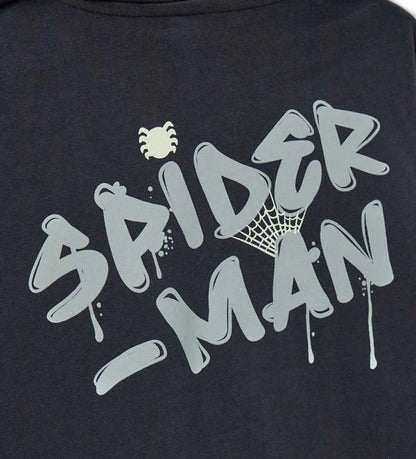 Παιδικό φούτερ Spiderman από βαμβάκι με κουκούλα τύπου “μάσκα”, φερμουάρ και ριμπ τελειώματα. Διακοσμημένο με τυπώματα που φωσφορίζουν στο σκοτάδι, στο μπροστινό, πίσω μέρος και στα μανίκια, για να μεταμορφώνεται κάθε μικρός ήρωας σε πραγματικό Spiderman τη νύχτα του Halloween. Άνετο, ζεστό και εντυπωσιακό για κάθε περίσταση.