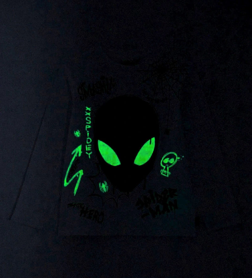 Παιδική μπλούζα Spiderman με μακριά μανίκια από βαμβάκι, ριμπ τελειώματα και τυπώματα που φωσφορίζουν στο σκοτάδι, μπροστά και πίσω. Ιδανική για να προσθέσει μια δόση υπερηρωικής μαγείας τη νύχτα του Halloween, προσφέροντας άνεση και εντυπωσιακό στυλ.