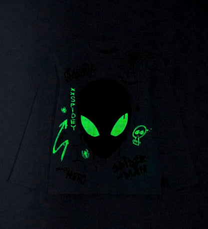 Παιδική μπλούζα Spiderman με μακριά μανίκια από βαμβάκι, ριμπ τελειώματα και τυπώματα που φωσφορίζουν στο σκοτάδι, μπροστά και πίσω. Ιδανική για να προσθέσει μια δόση υπερηρωικής μαγείας τη νύχτα του Halloween, προσφέροντας άνεση και εντυπωσιακό στυλ.