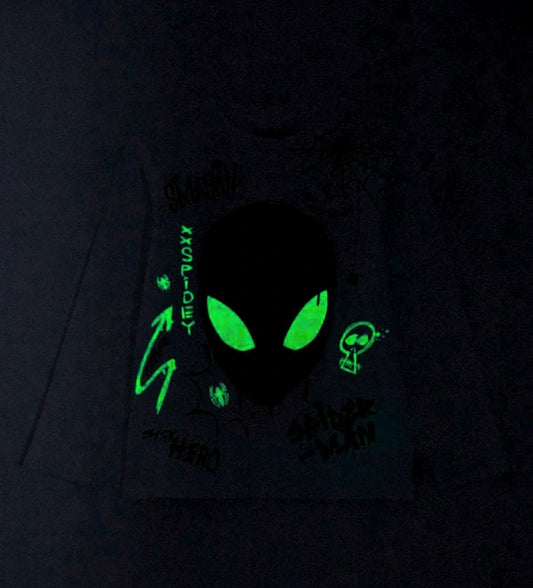 Παιδική μπλούζα Spiderman με μακριά μανίκια από βαμβάκι, ριμπ τελειώματα και τυπώματα που φωσφορίζουν στο σκοτάδι, μπροστά και πίσω. Ιδανική για να προσθέσει μια δόση υπερηρωικής μαγείας τη νύχτα του Halloween, προσφέροντας άνεση και εντυπωσιακό στυλ.