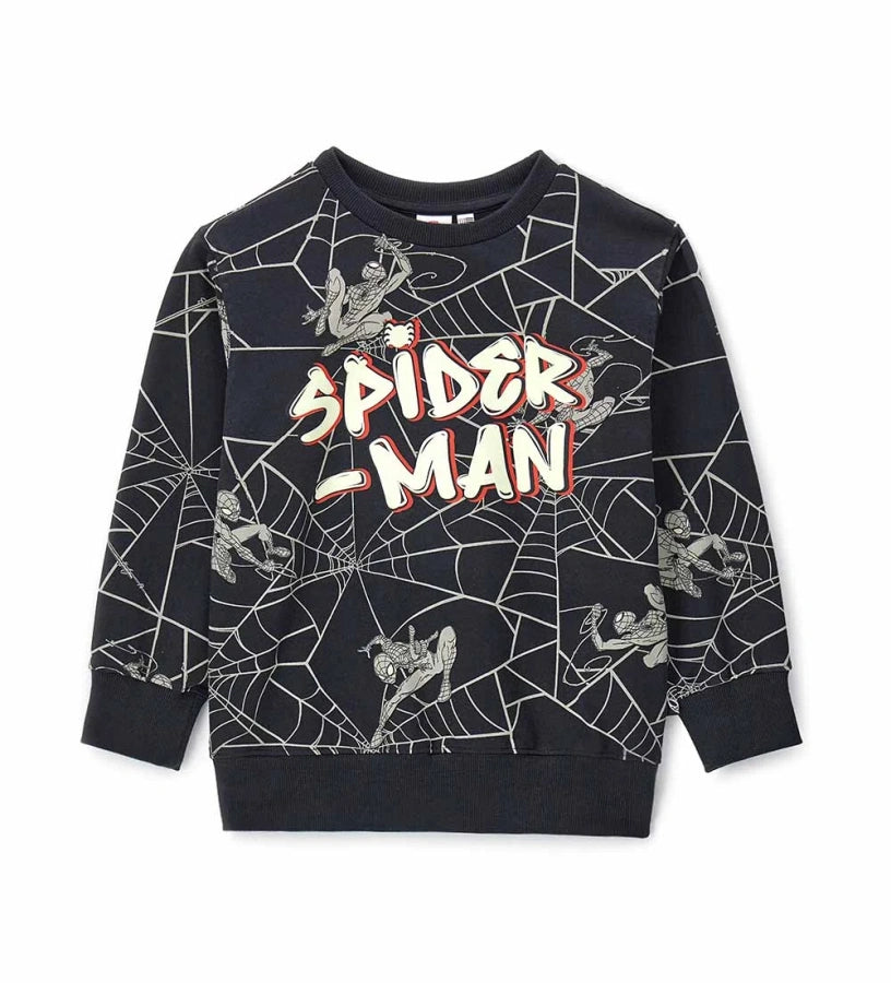 Βαμβακερό φούτερ Spiderman με ριμπ τελειώματα και εντυπωσιακό allover τύπωμα. Η στάμπα στο μπροστινό μέρος φωσφορίζει στο σκοτάδι, προσφέροντας ένα εντυπωσιακό και παιχνιδιάρικο αποτέλεσμα, ιδανικό για τη νύχτα του Halloween και για κάθε μικρό σούπερ ήρωα.