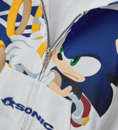 Φούτερ Sega Sonic από ζεστό βαμβακερό fleece, με επενδυμένη κουκούλα, συνολικό τύπωμα, άνοιγμα με φερμουάρ, μπροστινή τσέπη τύπου καγκουρό και ριμπ τελειώματα, για άνετη και γεμάτη ενέργεια εμφάνιση.