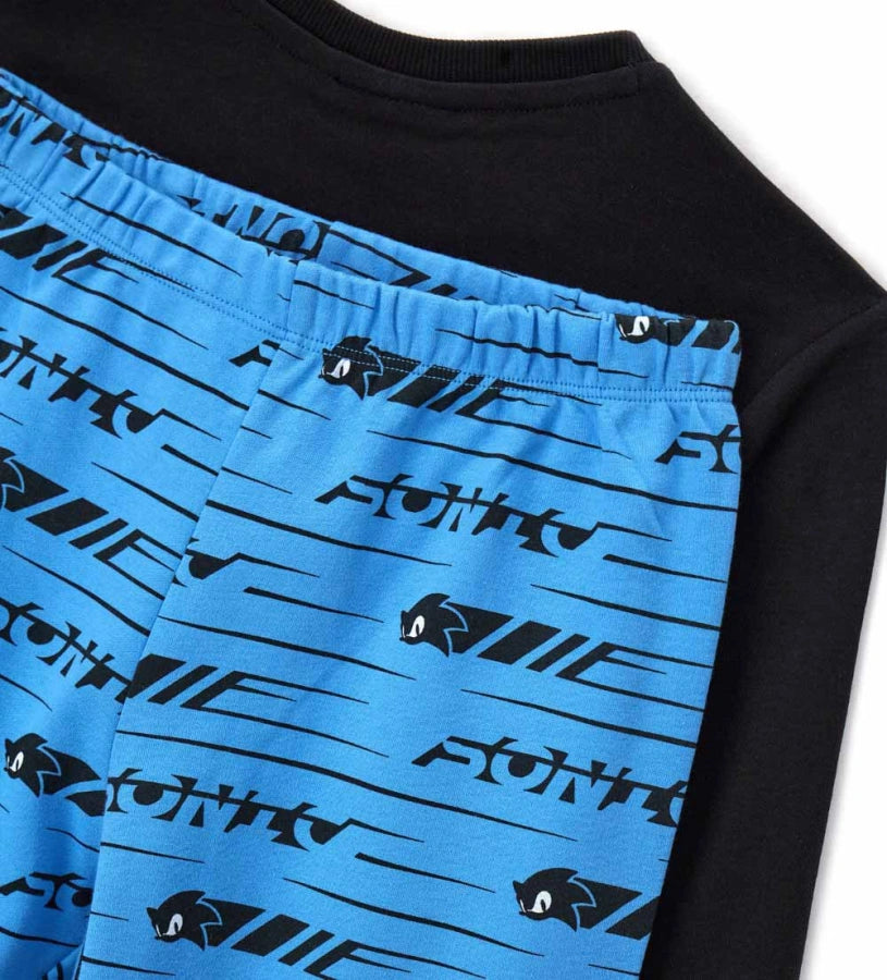 Πυτζάμα Sega Sonic από βαμβάκι, με μπλούζα με στρογγυλή λαιμόκοψη, τύπωμα μπροστά και ριμπ τελειώματα, και παντελόνι σετ με allover τύπωμα.