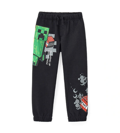 Παιδικό παντελόνι φόρμας Minecraft από βαμβάκι, με ελαστική μέση και ρυθμιζόμενο κορδόνι για τέλεια εφαρμογή. Διαθέτει πλαϊνά τυπώματα και λάστιχο στα τελειώματα για άνεση και πρακτικότητα. Ιδανικό για καθημερινές εμφανίσεις με μοντέρνο, gamer στυλ.