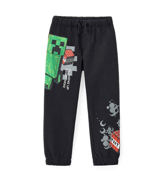 Παιδικό παντελόνι φόρμας Minecraft από βαμβάκι, με ελαστική μέση και ρυθμιζόμενο κορδόνι για τέλεια εφαρμογή. Διαθέτει πλαϊνά τυπώματα και λάστιχο στα τελειώματα για άνεση και πρακτικότητα. Ιδανικό για καθημερινές εμφανίσεις με μοντέρνο, gamer στυλ.
