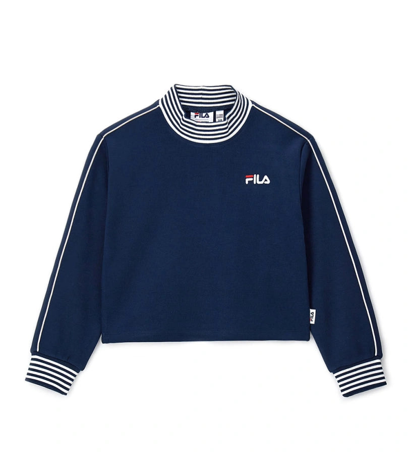 Crop φούτερ Fila από ελαστικό τεχνικό ύφασμα με ψηλό λαιμό, ριμπ τελείωμα, κεντημένο λογότυπο στο μπροστινό μέρος, απλικέ λεπτομέρεια στο πίσω μέρος και κεντημένη ετικέτα στο πλάι.