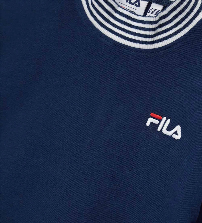 Crop φούτερ Fila από ελαστικό τεχνικό ύφασμα με ψηλό λαιμό, ριμπ τελείωμα, κεντημένο λογότυπο στο μπροστινό μέρος, απλικέ λεπτομέρεια στο πίσω μέρος και κεντημένη ετικέτα στο πλάι.