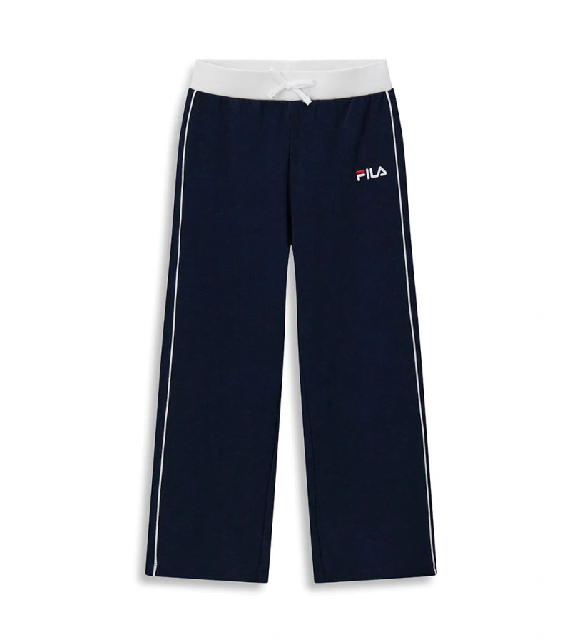 Παντελόνι Fila από ελαστικό ύφασμα βισκόζης, με κεντημένο λογότυπο στο μπροστινό μέρος και απλικέ λεπτομέρεια στο πίσω μέρος. Απαλό, άνετο και ιδανικό για σπορ αλλά και μοντέρνες εμφανίσεις.