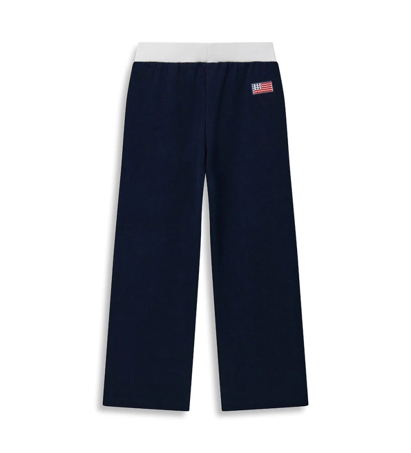 Παντελόνι Fila από ελαστικό ύφασμα βισκόζης, με κεντημένο λογότυπο στο μπροστινό μέρος και απλικέ λεπτομέρεια στο πίσω μέρος. Απαλό, άνετο και ιδανικό για σπορ αλλά και μοντέρνες εμφανίσεις.