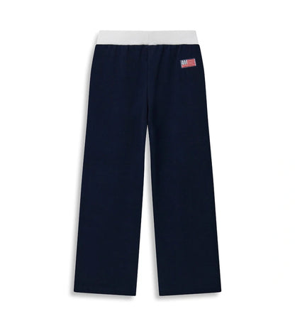 Παντελόνι Fila από ελαστικό ύφασμα βισκόζης, με κεντημένο λογότυπο στο μπροστινό μέρος και απλικέ λεπτομέρεια στο πίσω μέρος. Απαλό, άνετο και ιδανικό για σπορ αλλά και μοντέρνες εμφανίσεις.