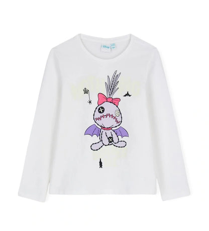 DISNEY-STITCH Παιδική Μπλούζα Halloween από απαλό βαμβάκι, με μακριά μανίκια και στρογγυλή λαιμόκοψη. Το εντυπωσιακό σχέδιο με γκλίτερ στο μπροστινό μέρος φωσφορίζει στο σκοτάδι, χαρίζοντας μια μαγική και παιχνιδιάρικη πινελιά στο look. Ιδανική για όλους τους μικρούς fans του αγαπημένου εξωγήινου Stitch! Ένα υπέροχο κομμάτι από τη συλλογή παιδικά ρούχα Disney, που συνδυάζει άνεση, στυλ και φαντασία — τέλειο για το Halloween αλλά και για καθημερινές εμφανίσεις.