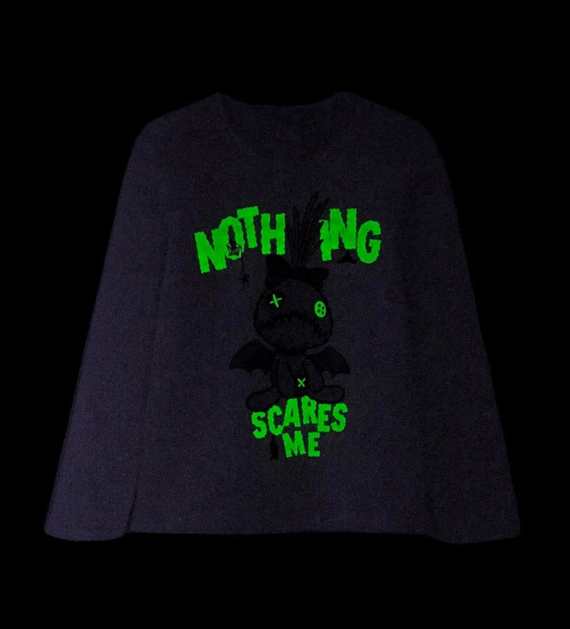 DISNEY-STITCH Παιδική Μπλούζα Halloween από απαλό βαμβάκι, με μακριά μανίκια και στρογγυλή λαιμόκοψη. Το εντυπωσιακό σχέδιο με γκλίτερ στο μπροστινό μέρος φωσφορίζει στο σκοτάδι, χαρίζοντας μια μαγική και παιχνιδιάρικη πινελιά στο look. Ιδανική για όλους τους μικρούς fans του αγαπημένου εξωγήινου Stitch! Ένα υπέροχο κομμάτι από τη συλλογή παιδικά ρούχα Disney, που συνδυάζει άνεση, στυλ και φαντασία — τέλειο για το Halloween αλλά και για καθημερινές εμφανίσεις.